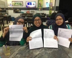 Setiausaha iCare, Puan Raja Sarimah, Pn Norsita dan Puan Zualiana memegang cetakan laporan polis yang telah dibuat